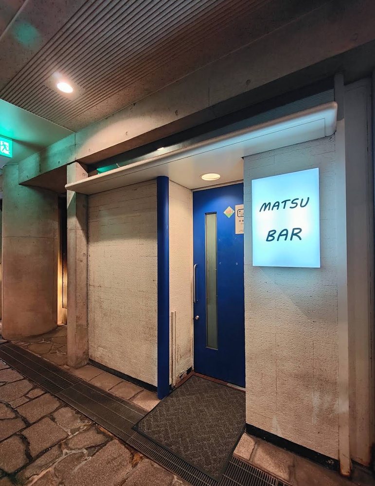 MATSU BARの青い扉